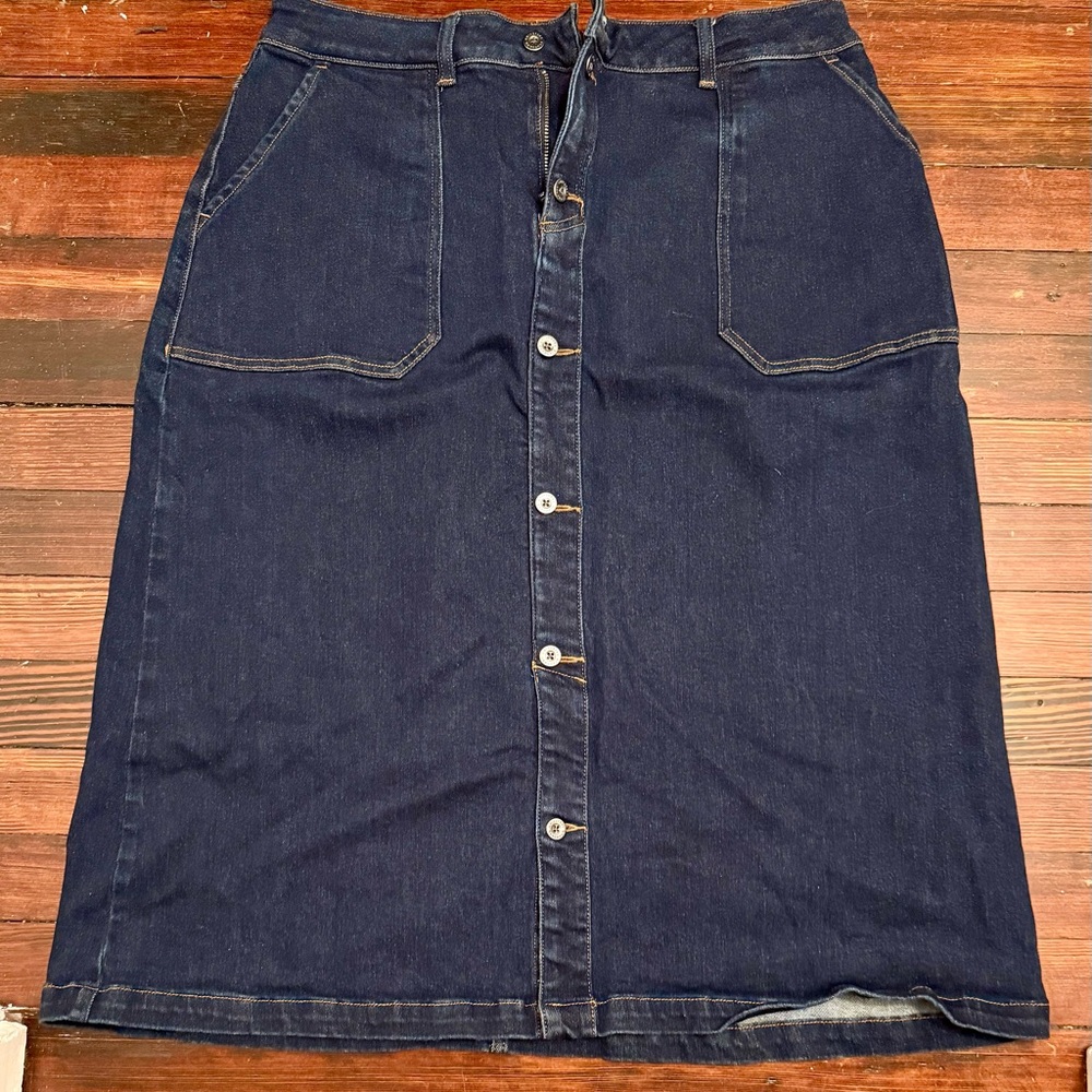 Universal Standard Denim Button-Front Skirt Sz
Size Small